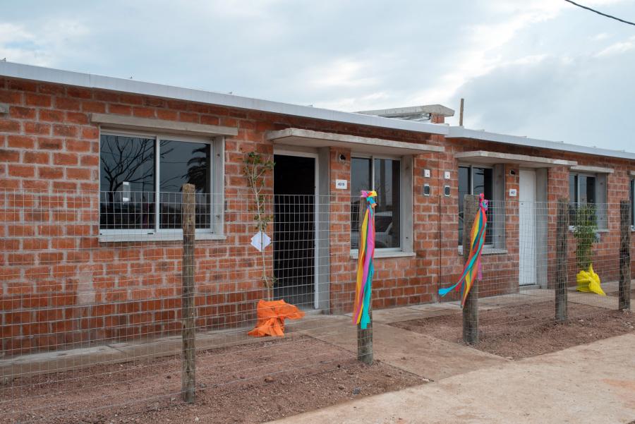 Entrega de viviendas en el barrio Cauceglia
