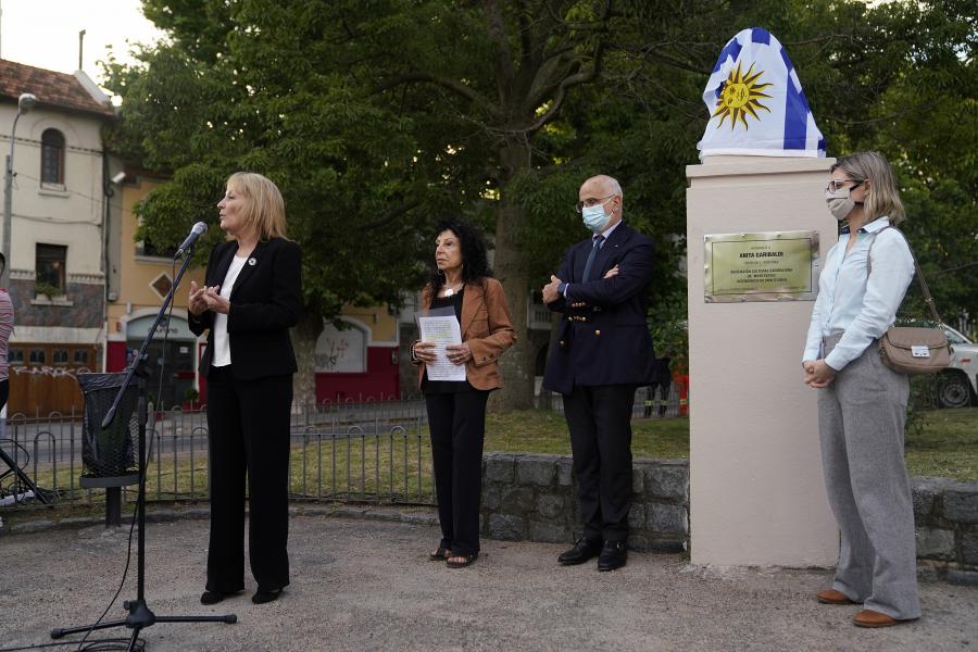 Inauguración de busto en plazoleta Anita Garibaldi