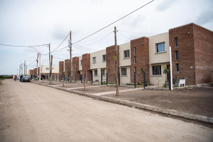 Recorrida por las obras de realojo del barrio La Chacarita