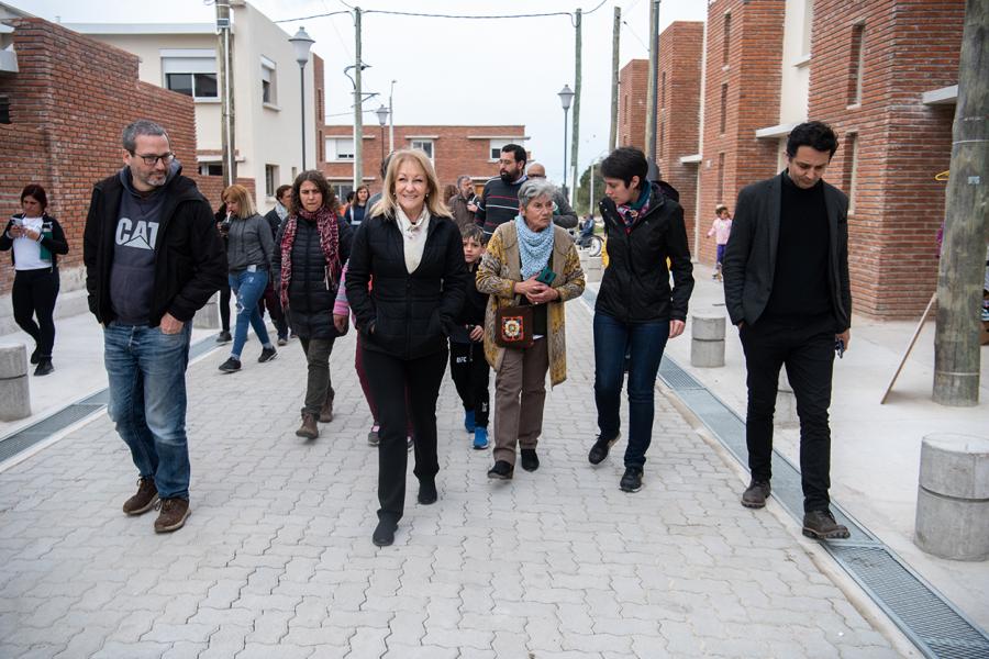 Recorrida por las obras de realojo del barrio La Chacarita