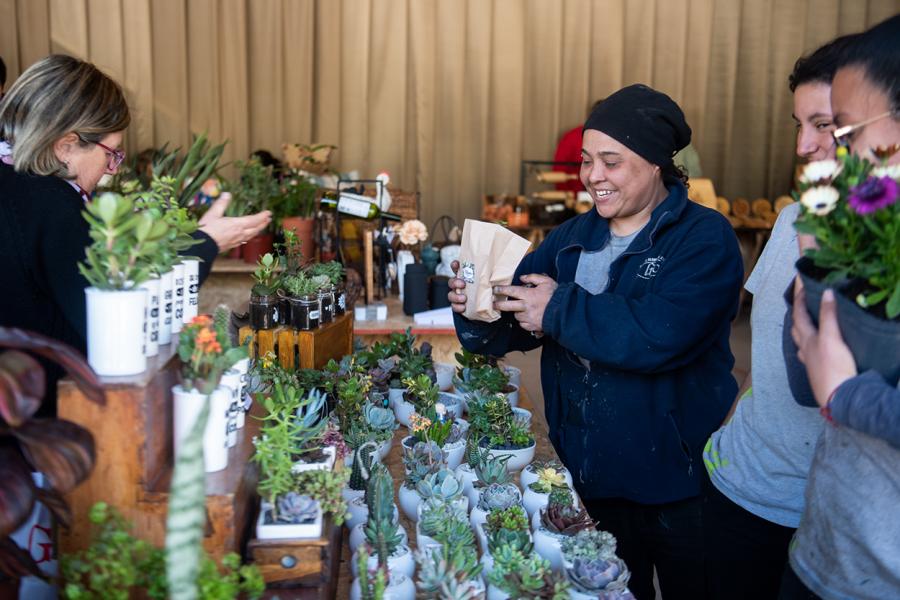 Recorrida por feria sustentable “Montevideo más Verde” en el parque Villa Dolores