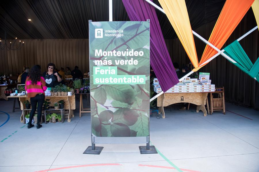 Recorrida por feria sustentable “Montevideo más Verde” en el parque Villa Dolores