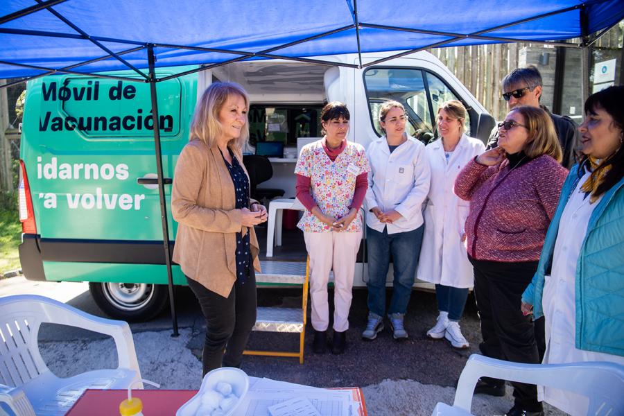 Recorrida por feria sustentable “Montevideo más Verde” en el parque Villa Dolores