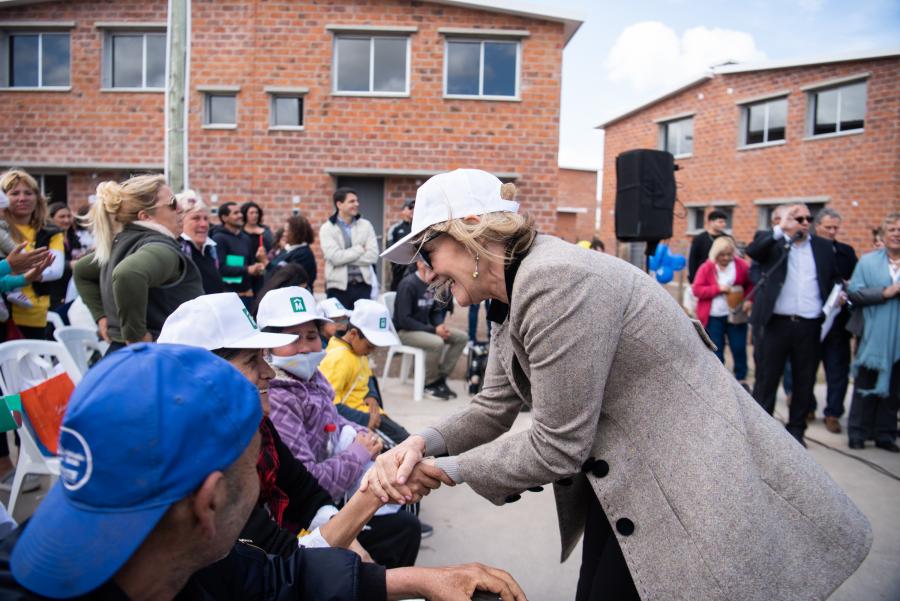 Entrega de viviendas a familias del barrio La Paloma
