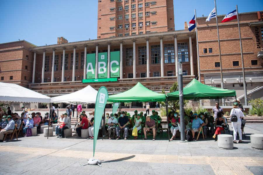 Jornada de vacunación en la explanada de la Intendencia de Montevideo
