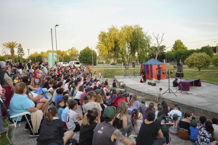 Función de Montevideo de las Artes en la plaza Transatlántico