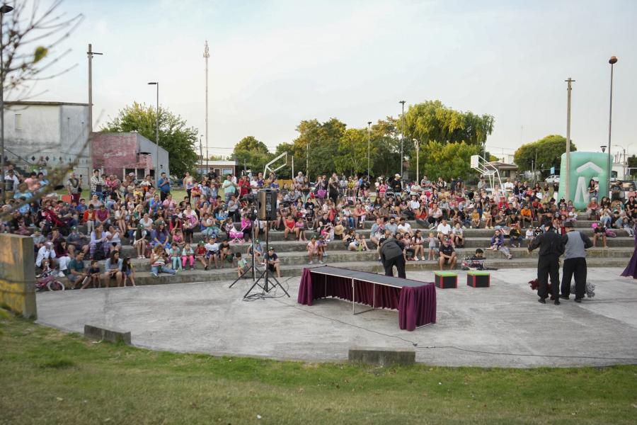 Función de Montevideo de las Artes en la plaza Transatlántico