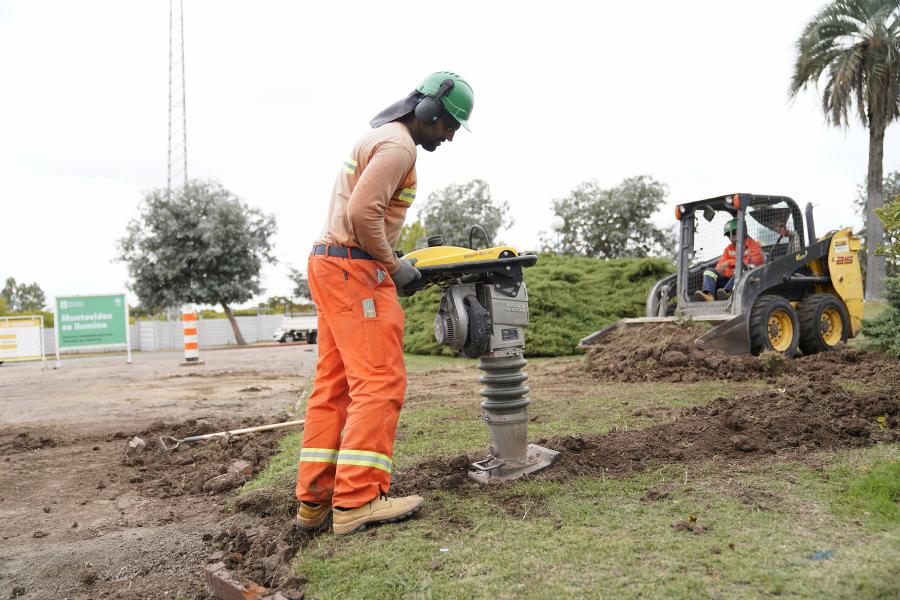 Recorrida por obras del programa «Montevideo se ilumina» en el Prado