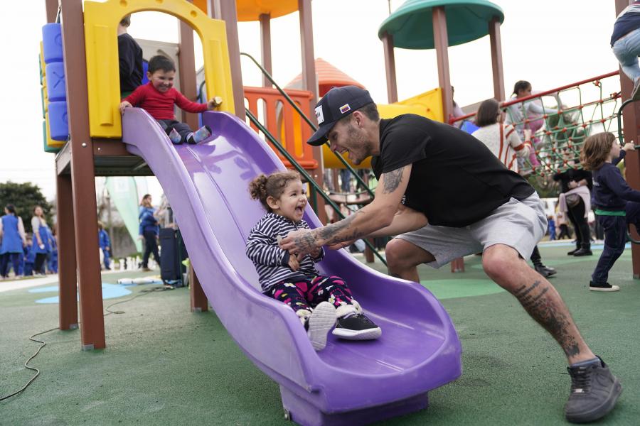 inauguración de espacio de juegos infantiles en el parque Andalucía