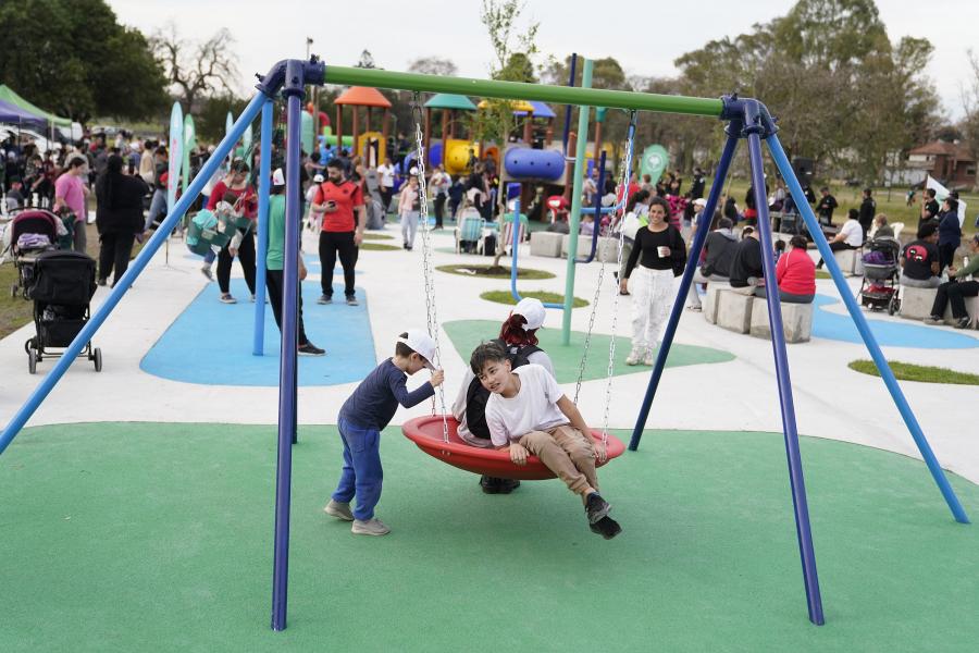 inauguración de espacio de juegos infantiles en el parque Andalucía