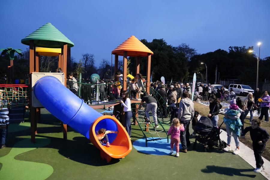 inauguración de espacio de juegos infantiles en el parque Andalucía