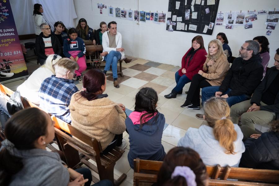 actividad barrial con vecinos y vecinas del barrio 17 de Junio