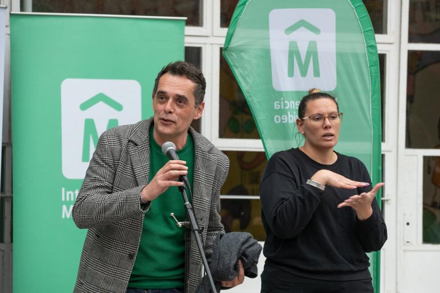 Entrega de instrumentos musicales a niños y niñas presupuesto participativo en la escuela Portugal 