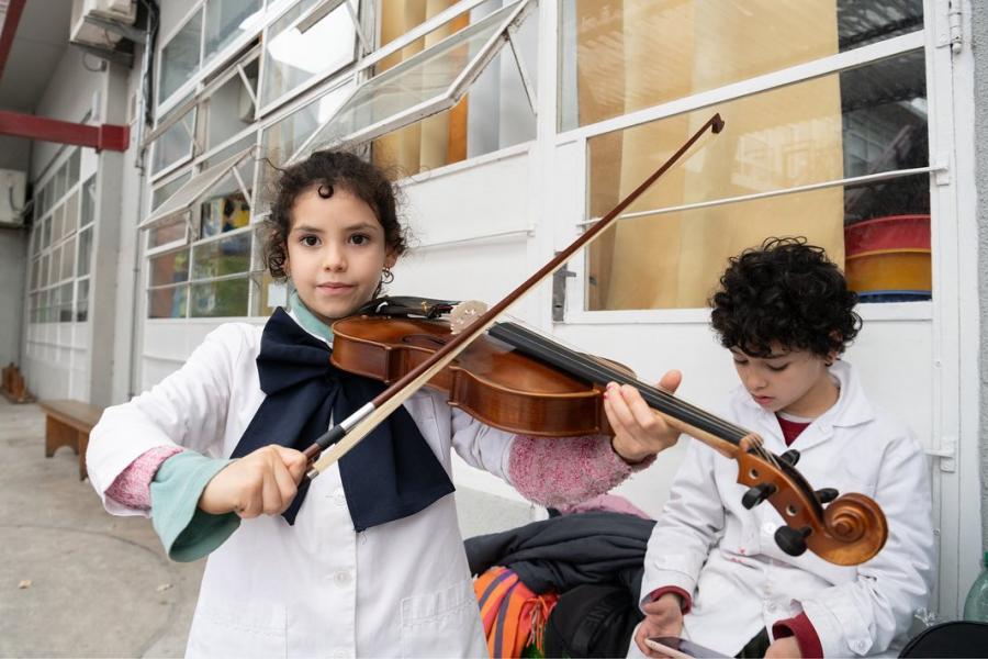 Entrega de instrumentos musicales a niños y niñas presupuesto participativo en la escuela Portugal 