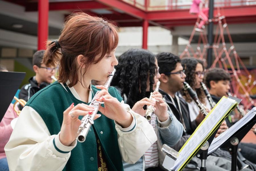 Entrega de instrumentos musicales a niños y niñas presupuesto participativo en la escuela Portugal 