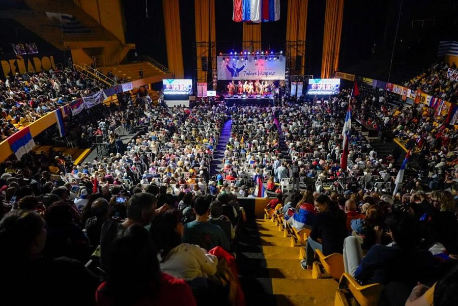 Congresodel frente amplio homenaje a Tabaré 