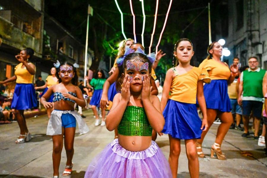 Corso barrial en el Municipio C