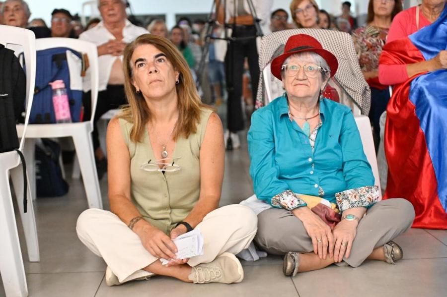 Acto en Flores