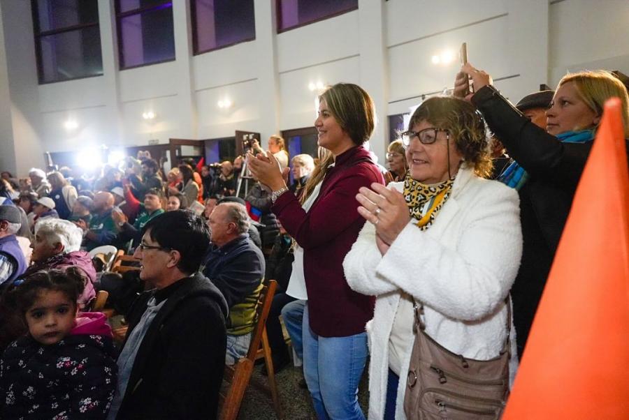 Acto en Flores