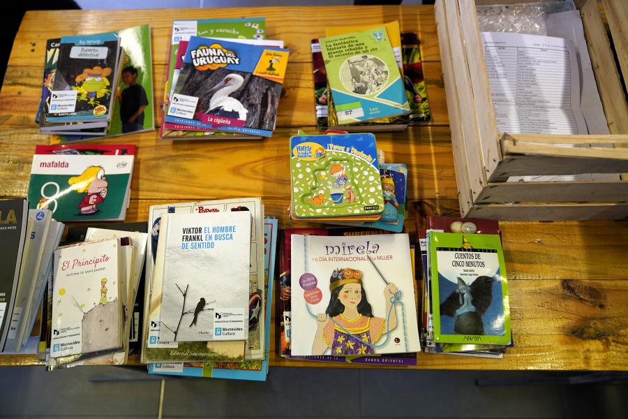Visita a la Biblioteca del Castillo del Parque Rodó